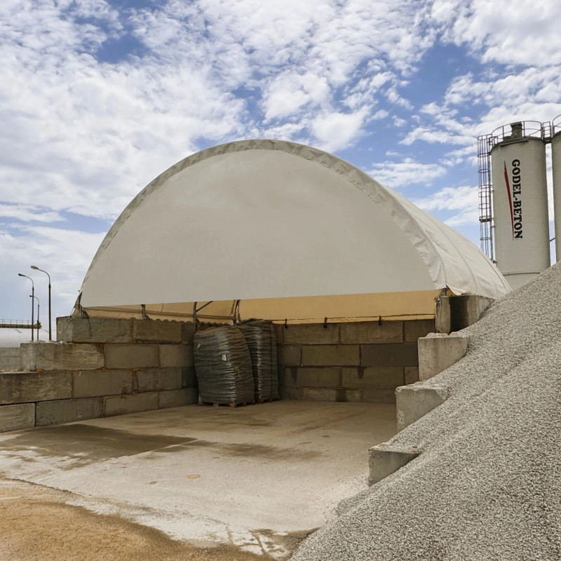 Abri monté sur des blocs en béton avec mur pignon BC2640 8x12m + GSC26HT