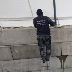 Kontejnerský nadstrešek C4040 12 x 12 mNadstrešek za kontejnerje C4040 12×12 m je praktična rešitev za tiste med vami, ki si želite pridobiti dodatni skladiščni prostor. Ključna prednost nadstreška za kontejner C4040 12×12 m je njegova izjemna trajnost, ki jo zagotavljata okvir iz vroče pocinkanega jekla ter trpežna strešna ponjava, ki je na voljo v dveh različicah – 750 g ali 900 g. Zahvaljujoč prefabricirani konstrukciji je ta nadstrešek izjemno ekonomičen, saj odpravlja potrebo po dragi in časovno zamudni gradnji stalnih objektov. Poleg tega je postopek montaže in demontaže enostaven in hiter, kar omogoča, da se skladiščni prostor kadarkoli prilagodi trenutnim potrebam.
Kontejnerski nadstrešek C4040 12×12 m se odlikuje po veliki prostornini in visoki odpornosti proti spremenljivim vremenskim razmeram, zaradi česar je primerna za uporabo kot industrijsko ali kmetijska skladišča. Poleg tega je vredno omeniti tudi zaščito pred UV-sevanjem, vodotesnost in ognjevarnost, ki jih zagotavlja ta nadstrešek.
Dostava blaga »iz zaloge« na ozemlju Poljske v 2–3 dneh, v Evropski uniji v 3–5 dneh, montaža pa traja 2–5 dni.iNamiot.pl Sp. z oo. NIP PL8952240075 KRS 0000964218 Regon 521646629