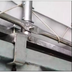 Zadaszenie kontenerowe C3020QH 9×6 mKonstrukcja i materiały zadaszenia kontenerowego o szerokości 9 m
Zadaszenie kontenerowe C3020QH - 9x6 m charakteryzuje się wytrzymałą, stalową konstrukcją, która gwarantuje stabilność i długowieczność. Rama wykonana jest z wysokiej jakości ocynkowanych rur stalowych o podwyższonej odporności na korozję, co sprawia, że jest idealna do użytkowania w różnych warunkach atmosferycznych i przez cały rok.Pokrycie zadaszenia wykonane jest z trwałego materiału PVC, który cechuje się wysoką odpornością na promieniowanie UV oraz wodę, co skutecznie chroni składowane pod zadaszeniem towary przed uszkodzeniami wynikającymi z działania słońca, wilgoci czy śniegu. Materiał ten jest łatwy w konserwacji i odporny na rozdarcia, co czyni go praktycznym wyborem na wiele lat intensywnego użytkowania.
Funkcjonalność i zastosowanie
Zadaszenie kontenerowe **C3020QH** zostało zaprojektowane z myślą o elastycznym użytkowaniu w miejscach, gdzie konieczna jest dodatkowa przestrzeń ochronna. Doskonale sprawdza się jako tymczasowa lub stała osłona nad strefą przeładunkową, zabezpieczając towary i materiały przed wpływem czynników zewnętrznych. Może być również stosowane jako przestrzeń robocza w przemyśle, magazynach czy na placach budowy. Firmy budowlane często stosują zadaszenia kontenerowe jako zadaszone miejsca parkingowe na auta dostawcze, koparki lub magazyny sprzętu ciężkiego, budowlanego. Łatwość magazynowania przedmiotów które nie powinny być narażone na deszcz powoduje, że zadaszenia pomiędzy dachami kontenerów morskich to produkt coraz częściej wybierany przez firmy budowlane i montażowe
Wszechstronność zadaszenia kontenerów morskich sprawia, że nadaje się do różnych zastosowań, takich jak ochrona palet z towarami, zabezpieczenie sprzętu budowlanego, czy nawet tworzenie przestrzeni do przechowywania maszyn i pojazdów. Dodatkowo, dzięki swojej mobilności i łatwości montażu, zadaszenie może być szybko przenoszone lub demontowane w zależności od potrzeb. Zadaszenie kontenerowe C3020QH 9×6 mKonstrukcja i materiały zadaszenia kontenerowego o szerokości 9 m
Zadaszenie kontenerowe C3020QH - 9x6 m charakteryzuje się wytrzymałą, stalową konstrukcją, która gwarantuje stabilność i długowieczność. Rama wykonana jest z wysokiej jakości ocynkowanych rur stalowych o podwyższonej odporności na korozję, co sprawia, że jest idealna do użytkowania w różnych warunkach atmosferycznych i przez cały rok.Pokrycie zadaszenia wykonane jest z trwałego materiału PVC, który cechuje się wysoką odpornością na promieniowanie UV oraz wodę, co skutecznie chroni składowane pod zadaszeniem towary przed uszkodzeniami wynikającymi z działania słońca, wilgoci czy śniegu. Materiał ten jest łatwy w konserwacji i odporny na rozdarcia, co czyni go praktycznym wyborem na wiele lat intensywnego użytkowania.
Funkcjonalność i zastosowanie
Zadaszenie kontenerowe **C3020QH** zostało zaprojektowane z myślą o elastycznym użytkowaniu w miejscach, gdzie konieczna jest dodatkowa przestrzeń ochronna. Doskonale sprawdza się jako tymczasowa lub stała osłona nad strefą przeładunkową, zabezpieczając towary i materiały przed wpływem czynników zewnętrznych. Może być również stosowane jako przestrzeń robocza w przemyśle, magazynach czy na placach budowy. Firmy budowlane często stosują zadaszenia kontenerowe jako zadaszone miejsca parkingowe na auta dostawcze, koparki lub magazyny sprzętu ciężkiego, budowlanego. Łatwość magazynowania przedmiotów które nie powinny być narażone na deszcz powoduje, że zadaszenia pomiędzy dachami kontenerów morskich to produkt coraz częściej wybierany przez firmy budowlane i montażowe
Wszechstronność zadaszenia kontenerów morskich sprawia, że nadaje się do różnych zastosowań, takich jak ochrona palet z towarami, zabezpieczenie sprzętu budowlanego, czy nawet tworzenie przestrzeni do przechowywania maszyn i pojazdów. Dodatkowo, dzięki swojej mobilności i łatwości montażu, zadaszenie może być szybko przenoszone lub demontowane w zależności od potrzeb.