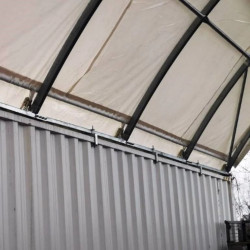 Zadaszenie kontenerowe C3020QH 9×6 mKonstrukcja i materiały zadaszenia kontenerowego o szerokości 9 m
Zadaszenie kontenerowe C3020QH - 9x6 m charakteryzuje się wytrzymałą, stalową konstrukcją, która gwarantuje stabilność i długowieczność. Rama wykonana jest z wysokiej jakości ocynkowanych rur stalowych o podwyższonej odporności na korozję, co sprawia, że jest idealna do użytkowania w różnych warunkach atmosferycznych i przez cały rok.Pokrycie zadaszenia wykonane jest z trwałego materiału PVC, który cechuje się wysoką odpornością na promieniowanie UV oraz wodę, co skutecznie chroni składowane pod zadaszeniem towary przed uszkodzeniami wynikającymi z działania słońca, wilgoci czy śniegu. Materiał ten jest łatwy w konserwacji i odporny na rozdarcia, co czyni go praktycznym wyborem na wiele lat intensywnego użytkowania.
Funkcjonalność i zastosowanie
Zadaszenie kontenerowe **C3020QH** zostało zaprojektowane z myślą o elastycznym użytkowaniu w miejscach, gdzie konieczna jest dodatkowa przestrzeń ochronna. Doskonale sprawdza się jako tymczasowa lub stała osłona nad strefą przeładunkową, zabezpieczając towary i materiały przed wpływem czynników zewnętrznych. Może być również stosowane jako przestrzeń robocza w przemyśle, magazynach czy na placach budowy. Firmy budowlane często stosują zadaszenia kontenerowe jako zadaszone miejsca parkingowe na auta dostawcze, koparki lub magazyny sprzętu ciężkiego, budowlanego. Łatwość magazynowania przedmiotów które nie powinny być narażone na deszcz powoduje, że zadaszenia pomiędzy dachami kontenerów morskich to produkt coraz częściej wybierany przez firmy budowlane i montażowe
Wszechstronność zadaszenia kontenerów morskich sprawia, że nadaje się do różnych zastosowań, takich jak ochrona palet z towarami, zabezpieczenie sprzętu budowlanego, czy nawet tworzenie przestrzeni do przechowywania maszyn i pojazdów. Dodatkowo, dzięki swojej mobilności i łatwości montażu, zadaszenie może być szybko przenoszone lub demontowane w zależności od potrzeb. Zadaszenie kontenerowe C3020QH 9×6 mKonstrukcja i materiały zadaszenia kontenerowego o szerokości 9 m
Zadaszenie kontenerowe C3020QH - 9x6 m charakteryzuje się wytrzymałą, stalową konstrukcją, która gwarantuje stabilność i długowieczność. Rama wykonana jest z wysokiej jakości ocynkowanych rur stalowych o podwyższonej odporności na korozję, co sprawia, że jest idealna do użytkowania w różnych warunkach atmosferycznych i przez cały rok.Pokrycie zadaszenia wykonane jest z trwałego materiału PVC, który cechuje się wysoką odpornością na promieniowanie UV oraz wodę, co skutecznie chroni składowane pod zadaszeniem towary przed uszkodzeniami wynikającymi z działania słońca, wilgoci czy śniegu. Materiał ten jest łatwy w konserwacji i odporny na rozdarcia, co czyni go praktycznym wyborem na wiele lat intensywnego użytkowania.
Funkcjonalność i zastosowanie
Zadaszenie kontenerowe **C3020QH** zostało zaprojektowane z myślą o elastycznym użytkowaniu w miejscach, gdzie konieczna jest dodatkowa przestrzeń ochronna. Doskonale sprawdza się jako tymczasowa lub stała osłona nad strefą przeładunkową, zabezpieczając towary i materiały przed wpływem czynników zewnętrznych. Może być również stosowane jako przestrzeń robocza w przemyśle, magazynach czy na placach budowy. Firmy budowlane często stosują zadaszenia kontenerowe jako zadaszone miejsca parkingowe na auta dostawcze, koparki lub magazyny sprzętu ciężkiego, budowlanego. Łatwość magazynowania przedmiotów które nie powinny być narażone na deszcz powoduje, że zadaszenia pomiędzy dachami kontenerów morskich to produkt coraz częściej wybierany przez firmy budowlane i montażowe
Wszechstronność zadaszenia kontenerów morskich sprawia, że nadaje się do różnych zastosowań, takich jak ochrona palet z towarami, zabezpieczenie sprzętu budowlanego, czy nawet tworzenie przestrzeni do przechowywania maszyn i pojazdów. Dodatkowo, dzięki swojej mobilności i łatwości montażu, zadaszenie może być szybko przenoszone lub demontowane w zależności od potrzeb.