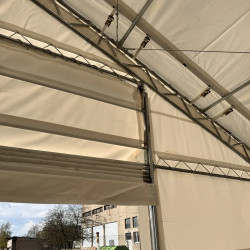 Namiot magazynowy 6x15.25m GS205016Podwójna rama kratownicowa, plandeka 900g/mkw  to mocna i wytrzymała konstrukcja
Namiotowa hala magazynowa o wymiarach 6x15 m wyróżnia się solidną i wytrzymałą konstrukcją, która zapewnia stabilność oraz wieloletnie użytkowanie, niezależnie od warunków atmosferycznych. Ocynkowane stalowe rury z których jest wykonana konstrukcja kratownicowa namiotowej hali magazynowej jest odporna na na korozję, co gwarantuje trwałość na długie lata. Całość jest pokryta najgrubszą na rynku plandeką PVC 900 g/mkw, która zapewnia doskonałą ochronę przed warunkami atmosferycznymi. Plandeka jest wodoodporna i odporna na promieniowanie UV, co sprawia, że towar, sprzęt czy maszyny przechowywane wewnątrz namiotu są w pełni zabezpieczone przed deszczem, wiatrem, śniegiem oraz szkodliwym działaniem słońca.Dwuspadowy dach hali namiotowej, charakteryzujący się solidną budową, zapewnia doskonałe odprowadzanie wody deszczowej oraz śniegu, dzięki czemu namiot jest w pełni zabezpieczony przed działaniem sił natury, takich jak opady czy wiatr.
Zalety namiotu magazynowego:
- Trwała plandeka PVC 900 g/m² – wytrzymała, odporna na warunki atmosferyczne, zapewniająca pełną ochronę przed deszczem, wiatrem i słońcem.- Biały kolor plandeki PVC 900g/mkw - biała plandeka przepuszcza światło dzienne dzięki temu hala magazynowa nie potrzebuje dodatkowego oświetlania- Trudno palność plandeki klasy B2- 2 duże bramy wjazdowe - namiotowa hala magazynowa może być przejazdowa i służyć jako suchy dok do rozładunku towarów wrażliwych na deszcz. - Naciąg plandeki - odbywa się za pomocą lin elastycznych, rur naciągowych i pasów transportowych.- Konstrukcja z ramy kratownicowej - konstrukcja z ramy kratownicowej jest mocniejszy niż pojedyncze profile. - Ocynkowana konstrukcja – solidna, odporna na korozję, gwarantująca długotrwałe użytkowanie nawet w trudnych warunkach zewnętrznych.- Łatwy montaż – zagrodę można z łatwością zmontować samodzielnie dzięki załączonej instrukcji montażu. Do każdego egzemplarza dołączamy szczegółową instrukcję, a dodatkowe wsparcie oferujemy na naszym kanale YouTube, gdzie znajdziesz filmy pokazujące krok po kroku cały proces montażu.- Tele porada przy montażu - nasi konsultanci na bieżąco pomagają przez telefon lub Whatsapp  z kamerą. Montaż jeszcze nigdy nie był taki prosty. - Montaż do gruntu - za pomocą długi metalowych kołków wbijanych w grunt, dzięki temu hala namiotowa stabilnie stoi na utwardzonym podłożu- Dodatkowe stężenia dachu - dla poprawy właściwości statycznych dołożyliśmy stężenia dachu, które dodatkowe podnoszą jego wytrzymałość na wiatr i śnieg- Wszechstronność zastosowań – sprawdza się w rolnictwie, budownictwie, logistyce, przemyśle oraz podczas imprez plenerowych.
Szczegółowy opis namiotu magazynowego.
Plandeka PVC 900 g/m²– maksymalna ochronaJednym z kluczowych elementów namiotu magazynowego 6x15 m jest plandeka PVC o gramaturze 900 g/m², która zapewnia doskonałą ochronę przed warunkami atmosferycznymi. Plandeka jest wodoodporna i odporna na promieniowanie UV, co sprawia, że towar, sprzęt czy maszyny przechowywane wewnątrz namiotu są w pełni zabezpieczone przed deszczem, wiatrem, śniegiem oraz szkodliwym działaniem słońca.Dzięki swojej wytrzymałości plandeka nie ulega szybkiemu zużyciu i może być wykorzystywana przez wiele lat bez konieczności częstych napraw czy wymiany. Materiał ten cechuje się także dużą odpornością na przetarcia i uszkodzenia mechaniczne, co podnosi jego trwałość i niezawodność w codziennym użytkowaniu.
Wszystkie plandeki naszych hal namiotowych są Trudno palne zgodnie z normą DIN 4102. Posiadają certyfikat B2
Łatwy i szybki montaż namiotu magazynowego.
Namiot magazynowy 6x15 m został zaprojektowany z myślą o prostocie montażu. Dzięki szczegółowej instrukcji każdy użytkownik może go złożyć samodzielnie, bez konieczności angażowania profesjonalnej ekipy montażowej. Montaż namiotowej hali magazynowej jest intuicyjny i nie wymaga zaawansowanych umiejętności technicznych. Wszystkie elementy konstrukcji są odpowiednio oznaczone, co znacząco ułatwia i przyspiesza proces składania. Całą konstrukcja jest dostarczana w skrzyni transportowej. Należy rozpakować skrzynię skręcić dostarczone elementy Namiotowa hala magazynowa może być złożona w stosunkowo krótkim czasie, a także łatwo zdemontowana, jeśli zachodzi taka potrzeba, co czyni ją elastycznym rozwiązaniem dla firm i gospodarstw, które potrzebują tymczasowej przestrzeni magazynowej. Warto również podkreślić, że namiot ten jest mobilny – może być przenoszony i ponownie montowany w innym miejscu, co daje dodatkową swobodę użytkownikom.
Hale namiotowe dostępne od ręki.
Nasze hale namiotowe i magazyny są dostępne od ręki. Posiadamy bardzo duże stany magazynowe towarów, żeby szybko realizować zlecenia. Nasze produkty dzięki wysokiej jakości, dbałości wykonania zdobyły uznanie na wielu rynkach Europu. Naszym klientom jesteśmy w stanie dostarczyć namiot magazynowy w ciągu 2-3 dni na terenie całej Europu. Współpracujemy z wieloma firmami transportowymi, które dostarczają nasze namioty magazynowe do Niemiec, Czech, Słowacji, Litwy, Łotwy, Włoch, Hiszpanii, Portugalii i innych krajów.
Wszechstronne zastosowanie w różnych branżach
Dzięki swojej wszechstronności, namiot magazynowy 6x15 m może być wykorzystywany w wielu branżach, co czyni go rozwiązaniem uniwersalnym i bardzo praktycznym. Oto niektóre z branż, w których taki magazyn namiotowy znajdzie swoje zastosowanie:- Branża rolnicza – namiot doskonale sprawdzi się jako miejsce do przechowywania maszyn rolniczych, paszy, nawozów, nasion oraz innych materiałów rolniczych. Jest to idealne rozwiązanie dla gospodarstw, które potrzebują dodatkowej przestrzeni na sezonowe.  - Branża budowlana – w sektorze budowlanym namiot magazynowy może być wykorzystywany jako magazyn materiałów budowlanych, narzędzi, a także sprzętu ciężkiego. Dzięki łatwości montażu i demontażu można go szybko przenieść na teren innej budowy.  - Branża logistyczna i transportowa – magazyn namiotowy 6x15 m to idealne rozwiązanie dla firm zajmujących się transportem i logistyką. Może służyć jako tymczasowy magazyn towarów oczekujących na dalszą dystrybucję.- Branża przemysłowa – magazyn namiotowy może pełnić funkcję tymczasowej hali produkcyjnej lub przechowalni dla surowców przemysłowych. Jego mobilność i łatwość montażu sprawiają, że jest to doskonałe rozwiązanie w przypadku rozbudowy zakładu czy tymczasowego zwiększenia przestrzeni produkcyjnej.
- Branża handlowa - firmy handlowe, hurtownie budowlane, markety ogrodnicze, składy kruszy, składy węgla i peletu. Te wszystkie typu firm usługowych korzystają z naszych hal namiotowych. Zainwestuj już dziś!
 Namiot magazynowy 6x15.25m GS205016Podwójna rama kratownicowa, plandeka 900g/mkw  to mocna i wytrzymała konstrukcja
Namiotowa hala magazynowa o wymiarach 6x15 m wyróżnia się solidną i wytrzymałą konstrukcją, która zapewnia stabilność oraz wieloletnie użytkowanie, niezależnie od warunków atmosferycznych. Ocynkowane stalowe rury z których jest wykonana konstrukcja kratownicowa namiotowej hali magazynowej jest odporna na na korozję, co gwarantuje trwałość na długie lata. Całość jest pokryta najgrubszą na rynku plandeką PVC 900 g/mkw, która zapewnia doskonałą ochronę przed warunkami atmosferycznymi. Plandeka jest wodoodporna i odporna na promieniowanie UV, co sprawia, że towar, sprzęt czy maszyny przechowywane wewnątrz namiotu są w pełni zabezpieczone przed deszczem, wiatrem, śniegiem oraz szkodliwym działaniem słońca.Dwuspadowy dach hali namiotowej, charakteryzujący się solidną budową, zapewnia doskonałe odprowadzanie wody deszczowej oraz śniegu, dzięki czemu namiot jest w pełni zabezpieczony przed działaniem sił natury, takich jak opady czy wiatr.
Zalety namiotu magazynowego:
- Trwała plandeka PVC 900 g/m² – wytrzymała, odporna na warunki atmosferyczne, zapewniająca pełną ochronę przed deszczem, wiatrem i słońcem.- Biały kolor plandeki PVC 900g/mkw - biała plandeka przepuszcza światło dzienne dzięki temu hala magazynowa nie potrzebuje dodatkowego oświetlania- Trudno palność plandeki klasy B2- 2 duże bramy wjazdowe - namiotowa hala magazynowa może być przejazdowa i służyć jako suchy dok do rozładunku towarów wrażliwych na deszcz. - Naciąg plandeki - odbywa się za pomocą lin elastycznych, rur naciągowych i pasów transportowych.- Konstrukcja z ramy kratownicowej - konstrukcja z ramy kratownicowej jest mocniejszy niż pojedyncze profile. - Ocynkowana konstrukcja – solidna, odporna na korozję, gwarantująca długotrwałe użytkowanie nawet w trudnych warunkach zewnętrznych.- Łatwy montaż – zagrodę można z łatwością zmontować samodzielnie dzięki załączonej instrukcji montażu. Do każdego egzemplarza dołączamy szczegółową instrukcję, a dodatkowe wsparcie oferujemy na naszym kanale YouTube, gdzie znajdziesz filmy pokazujące krok po kroku cały proces montażu.- Tele porada przy montażu - nasi konsultanci na bieżąco pomagają przez telefon lub Whatsapp  z kamerą. Montaż jeszcze nigdy nie był taki prosty. - Montaż do gruntu - za pomocą długi metalowych kołków wbijanych w grunt, dzięki temu hala namiotowa stabilnie stoi na utwardzonym podłożu- Dodatkowe stężenia dachu - dla poprawy właściwości statycznych dołożyliśmy stężenia dachu, które dodatkowe podnoszą jego wytrzymałość na wiatr i śnieg- Wszechstronność zastosowań – sprawdza się w rolnictwie, budownictwie, logistyce, przemyśle oraz podczas imprez plenerowych.
Szczegółowy opis namiotu magazynowego.
Plandeka PVC 900 g/m²– maksymalna ochronaJednym z kluczowych elementów namiotu magazynowego 6x15 m jest plandeka PVC o gramaturze 900 g/m², która zapewnia doskonałą ochronę przed warunkami atmosferycznymi. Plandeka jest wodoodporna i odporna na promieniowanie UV, co sprawia, że towar, sprzęt czy maszyny przechowywane wewnątrz namiotu są w pełni zabezpieczone przed deszczem, wiatrem, śniegiem oraz szkodliwym działaniem słońca.Dzięki swojej wytrzymałości plandeka nie ulega szybkiemu zużyciu i może być wykorzystywana przez wiele lat bez konieczności częstych napraw czy wymiany. Materiał ten cechuje się także dużą odpornością na przetarcia i uszkodzenia mechaniczne, co podnosi jego trwałość i niezawodność w codziennym użytkowaniu.
Wszystkie plandeki naszych hal namiotowych są Trudno palne zgodnie z normą DIN 4102. Posiadają certyfikat B2
Łatwy i szybki montaż namiotu magazynowego.
Namiot magazynowy 6x15 m został zaprojektowany z myślą o prostocie montażu. Dzięki szczegółowej instrukcji każdy użytkownik może go złożyć samodzielnie, bez konieczności angażowania profesjonalnej ekipy montażowej. Montaż namiotowej hali magazynowej jest intuicyjny i nie wymaga zaawansowanych umiejętności technicznych. Wszystkie elementy konstrukcji są odpowiednio oznaczone, co znacząco ułatwia i przyspiesza proces składania. Całą konstrukcja jest dostarczana w skrzyni transportowej. Należy rozpakować skrzynię skręcić dostarczone elementy Namiotowa hala magazynowa może być złożona w stosunkowo krótkim czasie, a także łatwo zdemontowana, jeśli zachodzi taka potrzeba, co czyni ją elastycznym rozwiązaniem dla firm i gospodarstw, które potrzebują tymczasowej przestrzeni magazynowej. Warto również podkreślić, że namiot ten jest mobilny – może być przenoszony i ponownie montowany w innym miejscu, co daje dodatkową swobodę użytkownikom.
Hale namiotowe dostępne od ręki.
Nasze hale namiotowe i magazyny są dostępne od ręki. Posiadamy bardzo duże stany magazynowe towarów, żeby szybko realizować zlecenia. Nasze produkty dzięki wysokiej jakości, dbałości wykonania zdobyły uznanie na wielu rynkach Europu. Naszym klientom jesteśmy w stanie dostarczyć namiot magazynowy w ciągu 2-3 dni na terenie całej Europu. Współpracujemy z wieloma firmami transportowymi, które dostarczają nasze namioty magazynowe do Niemiec, Czech, Słowacji, Litwy, Łotwy, Włoch, Hiszpanii, Portugalii i innych krajów.
Wszechstronne zastosowanie w różnych branżach
Dzięki swojej wszechstronności, namiot magazynowy 6x15 m może być wykorzystywany w wielu branżach, co czyni go rozwiązaniem uniwersalnym i bardzo praktycznym. Oto niektóre z branż, w których taki magazyn namiotowy znajdzie swoje zastosowanie:- Branża rolnicza – namiot doskonale sprawdzi się jako miejsce do przechowywania maszyn rolniczych, paszy, nawozów, nasion oraz innych materiałów rolniczych. Jest to idealne rozwiązanie dla gospodarstw, które potrzebują dodatkowej przestrzeni na sezonowe.  - Branża budowlana – w sektorze budowlanym namiot magazynowy może być wykorzystywany jako magazyn materiałów budowlanych, narzędzi, a także sprzętu ciężkiego. Dzięki łatwości montażu i demontażu można go szybko przenieść na teren innej budowy.  - Branża logistyczna i transportowa – magazyn namiotowy 6x15 m to idealne rozwiązanie dla firm zajmujących się transportem i logistyką. Może służyć jako tymczasowy magazyn towarów oczekujących na dalszą dystrybucję.- Branża przemysłowa – magazyn namiotowy może pełnić funkcję tymczasowej hali produkcyjnej lub przechowalni dla surowców przemysłowych. Jego mobilność i łatwość montażu sprawiają, że jest to doskonałe rozwiązanie w przypadku rozbudowy zakładu czy tymczasowego zwiększenia przestrzeni produkcyjnej.
- Branża handlowa - firmy handlowe, hurtownie budowlane, markety ogrodnicze, składy kruszy, składy węgla i peletu. Te wszystkie typu firm usługowych korzystają z naszych hal namiotowych. Zainwestuj już dziś!