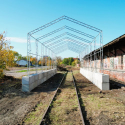 Namiot magazynowy 6x15.25m GS205016Namiot magazynowy z dwuspadowym dachem 6x15 m – Wszechstronność i wytrzymałość
Namiot magazynowy z dwuspadowym dachem o wymiarach 6x15 m to doskonałe rozwiązanie dla przedsiębiorców i rolników poszukujących elastycznej, a jednocześnie trwałej przestrzeni magazynowej. Tego rodzaju namiotowa hala magazynowa sprawdzi się zarówno w krótkoterminowym, jak i długoterminowym użytkowaniu, oferując przestrzeń idealną do produkcji lub przechowywania towarów, maszyn czy surowców. Namiot magazynowy został zaprojektowany z myślą o jak najwyższej funkcjonalności i prostocie montażu, dlatego z powodzeniem można go zainstalować samodzielnie bez potrzeby wynajmowania specjalistycznej ekipy montażowej.
Duże bramy wjazdowe Komfort użytkowania!
Namiot magazynowy jest wyposażony w 2 duże bramy wjazdowe które są uwieszone na każdej ścianie szczytowej.
Dostawa namiotu magazynowego w ciągu 2-3 dni na terenie całej Europy!
 Namiot magazynowy 6x15.25m GS205016Namiot magazynowy z dwuspadowym dachem 6x15 m – Wszechstronność i wytrzymałość
Namiot magazynowy z dwuspadowym dachem o wymiarach 6x15 m to doskonałe rozwiązanie dla przedsiębiorców i rolników poszukujących elastycznej, a jednocześnie trwałej przestrzeni magazynowej. Tego rodzaju namiotowa hala magazynowa sprawdzi się zarówno w krótkoterminowym, jak i długoterminowym użytkowaniu, oferując przestrzeń idealną do produkcji lub przechowywania towarów, maszyn czy surowców. Namiot magazynowy został zaprojektowany z myślą o jak najwyższej funkcjonalności i prostocie montażu, dlatego z powodzeniem można go zainstalować samodzielnie bez potrzeby wynajmowania specjalistycznej ekipy montażowej.
Duże bramy wjazdowe Komfort użytkowania!
Namiot magazynowy jest wyposażony w 2 duże bramy wjazdowe które są uwieszone na każdej ścianie szczytowej.
Dostawa namiotu magazynowego w ciągu 2-3 dni na terenie całej Europy!