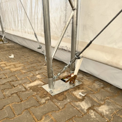 Namiot magazynowy 6x21.30m GS207016Podwójna rama kratownicowa, plandeka 900g/mkw  to mocna i wytrzymała konstrukcja
Namiotowa hala magazynowa o wymiarach 6x20 m wyróżnia się solidną i wytrzymałą konstrukcją, która zapewnia stabilność oraz wieloletnie użytkowanie, niezależnie od warunków atmosferycznych. Ocynkowane stalowe rury z których jest wykonana konstrukcja kratownicowa namiotowej hali magazynowej jest odporna na na korozję, co gwarantuje trwałość na długie lata. Całość jest pokryta najgrubszą na rynku plandeką PVC 900 g/mkw, która zapewnia doskonałą ochronę przed warunkami atmosferycznymi. Plandeka jest wodoodporna i odporna na promieniowanie UV, co sprawia, że towar, sprzęt czy maszyny przechowywane wewnątrz namiotu są w pełni zabezpieczone przed deszczem, wiatrem, śniegiem oraz szkodliwym działaniem słońca.Dwuspadowy dach hali namiotowej, charakteryzujący się solidną budową, zapewnia doskonałe odprowadzanie wody deszczowej oraz śniegu, dzięki czemu namiot jest w pełni zabezpieczony przed działaniem sił natury, takich jak opady czy wiatr.
Zalety namiotu magazynowego:
- Trwała plandeka PVC 900 g/m² – wytrzymała, odporna na warunki atmosferyczne, zapewniająca pełną ochronę przed deszczem, wiatrem i słońcem.- Biały kolor plandeki PVC 900g/mkw - biała plandeka przepuszcza światło dzienne dzięki temu hala magazynowa nie potrzebuje dodatkowego oświetlania- Trudno palność plandeki klasy B2- 2 duże bramy wjazdowe - namiotowa hala magazynowa może być przejazdowa i służyć jako suchy dok do rozładunku towarów wrażliwych na deszcz. - Naciąg plandeki - odbywa się za pomocą lin elastycznych, rur naciągowych i pasów transportowych.- Konstrukcja z ramy kratownicowej - konstrukcja z ramy kratownicowej jest mocniejszy niż pojedyncze profile. - Ocynkowana konstrukcja – solidna, odporna na korozję, gwarantująca długotrwałe użytkowanie nawet w trudnych warunkach zewnętrznych.- Łatwy montaż – zagrodę można z łatwością zmontować samodzielnie dzięki załączonej instrukcji montażu. Do każdego egzemplarza dołączamy szczegółową instrukcję, a dodatkowe wsparcie oferujemy na naszym kanale YouTube, gdzie znajdziesz filmy pokazujące krok po kroku cały proces montażu.- Tele porada przy montażu - nasi konsultanci na bieżąco pomagają przez telefon lub Whatsapp  z kamerą. Montaż jeszcze nigdy nie był taki prosty. - Montaż do gruntu - za pomocą długi metalowych kołków wbijanych w grunt, dzięki temu hala namiotowa stabilnie stoi na utwardzonym podłożu- Dodatkowe stężenia dachu - dla poprawy właściwości statycznych dołożyliśmy stężenia dachu, które dodatkowe podnoszą jego wytrzymałość na wiatr i śnieg- Wszechstronność zastosowań – sprawdza się w rolnictwie, budownictwie, logistyce, przemyśle oraz podczas imprez plenerowych.
Szczegółowy opis namiotu magazynowego.
Plandeka PVC 900 g/m²– maksymalna ochronaJednym z kluczowych elementów namiotu magazynowego 6x20 m jest plandeka PVC o gramaturze 900 g/m², która zapewnia doskonałą ochronę przed warunkami atmosferycznymi. Plandeka jest wodoodporna i odporna na promieniowanie UV, co sprawia, że towar, sprzęt czy maszyny przechowywane wewnątrz namiotu są w pełni zabezpieczone przed deszczem, wiatrem, śniegiem oraz szkodliwym działaniem słońca.Dzięki swojej wytrzymałości plandeka nie ulega szybkiemu zużyciu i może być wykorzystywana przez wiele lat bez konieczności częstych napraw czy wymiany. Materiał ten cechuje się także dużą odpornością na przetarcia i uszkodzenia mechaniczne, co podnosi jego trwałość i niezawodność w codziennym użytkowaniu.
Wszystkie plandeki naszych hal namiotowych są Trudno palne zgodnie z normą DIN 4102. Posiadają certyfikat B2
Łatwy i szybki montaż namiotu magazynowego.
Namiot magazynowy 6x20 m został zaprojektowany z myślą o prostocie montażu. Dzięki szczegółowej instrukcji każdy użytkownik może go złożyć samodzielnie, bez konieczności angażowania profesjonalnej ekipy montażowej. Montaż namiotowej hali magazynowej jest intuicyjny i nie wymaga zaawansowanych umiejętności technicznych. Wszystkie elementy konstrukcji są odpowiednio oznaczone, co znacząco ułatwia i przyspiesza proces składania. Całą konstrukcja jest dostarczana w skrzyni transportowej. Należy rozpakować skrzynię skręcić dostarczone elementy Namiotowa hala magazynowa może być złożona w stosunkowo krótkim czasie, a także łatwo zdemontowana, jeśli zachodzi taka potrzeba, co czyni ją elastycznym rozwiązaniem dla firm i gospodarstw, które potrzebują tymczasowej przestrzeni magazynowej. Warto również podkreślić, że namiot ten jest mobilny – może być przenoszony i ponownie montowany w innym miejscu, co daje dodatkową swobodę użytkownikom.
Hale namiotowe dostępne od ręki.
Nasze hale namiotowe i magazyny są dostępne od ręki. Posiadamy bardzo duże stany magazynowe towarów, żeby szybko realizować zlecenia. Nasze produkty dzięki wysokiej jakości, dbałości wykonania zdobyły uznanie na wielu rynkach Europu. Naszym klientom jesteśmy w stanie dostarczyć namiot magazynowy w ciągu 2-3 dni na terenie całej Europu. Współpracujemy z wieloma firmami transportowymi, które dostarczają nasze namioty magazynowe do Niemiec, Czech, Słowacji, Litwy, Łotwy, Włoch, Hiszpanii, Portugalii i innych krajów.
Wszechstronne zastosowanie w różnych branżach
Dzięki swojej wszechstronności, namiot magazynowy 6x20 m może być wykorzystywany w wielu branżach, co czyni go rozwiązaniem uniwersalnym i bardzo praktycznym. Oto niektóre z branż, w których taki magazyn namiotowy znajdzie swoje zastosowanie:- Branża rolnicza – namiot doskonale sprawdzi się jako miejsce do przechowywania maszyn rolniczych, paszy, nawozów, nasion oraz innych materiałów rolniczych. Jest to idealne rozwiązanie dla gospodarstw, które potrzebują dodatkowej przestrzeni na sezonowe.  - Branża budowlana – w sektorze budowlanym namiot magazynowy może być wykorzystywany jako magazyn materiałów budowlanych, narzędzi, a także sprzętu ciężkiego. Dzięki łatwości montażu i demontażu można go szybko przenieść na teren innej budowy.  - Branża logistyczna i transportowa – magazyn namiotowy 6x20 m to idealne rozwiązanie dla firm zajmujących się transportem i logistyką. Może służyć jako tymczasowy magazyn towarów oczekujących na dalszą dystrybucję.- Branża przemysłowa – magazyn namiotowy może pełnić funkcję tymczasowej hali produkcyjnej lub przechowalni dla surowców przemysłowych. Jego mobilność i łatwość montażu sprawiają, że jest to doskonałe rozwiązanie w przypadku rozbudowy zakładu czy tymczasowego zwiększenia przestrzeni produkcyjnej.
- Branża handlowa - firmy handlowe, hurtownie budowlane, markety ogrodnicze, składy kruszy, składy węgla i peletu. Te wszystkie typu firm usługowych korzystają z naszych hal namiotowych. Zainwestuj już dziś!
 Namiot magazynowy 6x21.30m GS207016Podwójna rama kratownicowa, plandeka 900g/mkw  to mocna i wytrzymała konstrukcja
Namiotowa hala magazynowa o wymiarach 6x20 m wyróżnia się solidną i wytrzymałą konstrukcją, która zapewnia stabilność oraz wieloletnie użytkowanie, niezależnie od warunków atmosferycznych. Ocynkowane stalowe rury z których jest wykonana konstrukcja kratownicowa namiotowej hali magazynowej jest odporna na na korozję, co gwarantuje trwałość na długie lata. Całość jest pokryta najgrubszą na rynku plandeką PVC 900 g/mkw, która zapewnia doskonałą ochronę przed warunkami atmosferycznymi. Plandeka jest wodoodporna i odporna na promieniowanie UV, co sprawia, że towar, sprzęt czy maszyny przechowywane wewnątrz namiotu są w pełni zabezpieczone przed deszczem, wiatrem, śniegiem oraz szkodliwym działaniem słońca.Dwuspadowy dach hali namiotowej, charakteryzujący się solidną budową, zapewnia doskonałe odprowadzanie wody deszczowej oraz śniegu, dzięki czemu namiot jest w pełni zabezpieczony przed działaniem sił natury, takich jak opady czy wiatr.
Zalety namiotu magazynowego:
- Trwała plandeka PVC 900 g/m² – wytrzymała, odporna na warunki atmosferyczne, zapewniająca pełną ochronę przed deszczem, wiatrem i słońcem.- Biały kolor plandeki PVC 900g/mkw - biała plandeka przepuszcza światło dzienne dzięki temu hala magazynowa nie potrzebuje dodatkowego oświetlania- Trudno palność plandeki klasy B2- 2 duże bramy wjazdowe - namiotowa hala magazynowa może być przejazdowa i służyć jako suchy dok do rozładunku towarów wrażliwych na deszcz. - Naciąg plandeki - odbywa się za pomocą lin elastycznych, rur naciągowych i pasów transportowych.- Konstrukcja z ramy kratownicowej - konstrukcja z ramy kratownicowej jest mocniejszy niż pojedyncze profile. - Ocynkowana konstrukcja – solidna, odporna na korozję, gwarantująca długotrwałe użytkowanie nawet w trudnych warunkach zewnętrznych.- Łatwy montaż – zagrodę można z łatwością zmontować samodzielnie dzięki załączonej instrukcji montażu. Do każdego egzemplarza dołączamy szczegółową instrukcję, a dodatkowe wsparcie oferujemy na naszym kanale YouTube, gdzie znajdziesz filmy pokazujące krok po kroku cały proces montażu.- Tele porada przy montażu - nasi konsultanci na bieżąco pomagają przez telefon lub Whatsapp  z kamerą. Montaż jeszcze nigdy nie był taki prosty. - Montaż do gruntu - za pomocą długi metalowych kołków wbijanych w grunt, dzięki temu hala namiotowa stabilnie stoi na utwardzonym podłożu- Dodatkowe stężenia dachu - dla poprawy właściwości statycznych dołożyliśmy stężenia dachu, które dodatkowe podnoszą jego wytrzymałość na wiatr i śnieg- Wszechstronność zastosowań – sprawdza się w rolnictwie, budownictwie, logistyce, przemyśle oraz podczas imprez plenerowych.
Szczegółowy opis namiotu magazynowego.
Plandeka PVC 900 g/m²– maksymalna ochronaJednym z kluczowych elementów namiotu magazynowego 6x20 m jest plandeka PVC o gramaturze 900 g/m², która zapewnia doskonałą ochronę przed warunkami atmosferycznymi. Plandeka jest wodoodporna i odporna na promieniowanie UV, co sprawia, że towar, sprzęt czy maszyny przechowywane wewnątrz namiotu są w pełni zabezpieczone przed deszczem, wiatrem, śniegiem oraz szkodliwym działaniem słońca.Dzięki swojej wytrzymałości plandeka nie ulega szybkiemu zużyciu i może być wykorzystywana przez wiele lat bez konieczności częstych napraw czy wymiany. Materiał ten cechuje się także dużą odpornością na przetarcia i uszkodzenia mechaniczne, co podnosi jego trwałość i niezawodność w codziennym użytkowaniu.
Wszystkie plandeki naszych hal namiotowych są Trudno palne zgodnie z normą DIN 4102. Posiadają certyfikat B2
Łatwy i szybki montaż namiotu magazynowego.
Namiot magazynowy 6x20 m został zaprojektowany z myślą o prostocie montażu. Dzięki szczegółowej instrukcji każdy użytkownik może go złożyć samodzielnie, bez konieczności angażowania profesjonalnej ekipy montażowej. Montaż namiotowej hali magazynowej jest intuicyjny i nie wymaga zaawansowanych umiejętności technicznych. Wszystkie elementy konstrukcji są odpowiednio oznaczone, co znacząco ułatwia i przyspiesza proces składania. Całą konstrukcja jest dostarczana w skrzyni transportowej. Należy rozpakować skrzynię skręcić dostarczone elementy Namiotowa hala magazynowa może być złożona w stosunkowo krótkim czasie, a także łatwo zdemontowana, jeśli zachodzi taka potrzeba, co czyni ją elastycznym rozwiązaniem dla firm i gospodarstw, które potrzebują tymczasowej przestrzeni magazynowej. Warto również podkreślić, że namiot ten jest mobilny – może być przenoszony i ponownie montowany w innym miejscu, co daje dodatkową swobodę użytkownikom.
Hale namiotowe dostępne od ręki.
Nasze hale namiotowe i magazyny są dostępne od ręki. Posiadamy bardzo duże stany magazynowe towarów, żeby szybko realizować zlecenia. Nasze produkty dzięki wysokiej jakości, dbałości wykonania zdobyły uznanie na wielu rynkach Europu. Naszym klientom jesteśmy w stanie dostarczyć namiot magazynowy w ciągu 2-3 dni na terenie całej Europu. Współpracujemy z wieloma firmami transportowymi, które dostarczają nasze namioty magazynowe do Niemiec, Czech, Słowacji, Litwy, Łotwy, Włoch, Hiszpanii, Portugalii i innych krajów.
Wszechstronne zastosowanie w różnych branżach
Dzięki swojej wszechstronności, namiot magazynowy 6x20 m może być wykorzystywany w wielu branżach, co czyni go rozwiązaniem uniwersalnym i bardzo praktycznym. Oto niektóre z branż, w których taki magazyn namiotowy znajdzie swoje zastosowanie:- Branża rolnicza – namiot doskonale sprawdzi się jako miejsce do przechowywania maszyn rolniczych, paszy, nawozów, nasion oraz innych materiałów rolniczych. Jest to idealne rozwiązanie dla gospodarstw, które potrzebują dodatkowej przestrzeni na sezonowe.  - Branża budowlana – w sektorze budowlanym namiot magazynowy może być wykorzystywany jako magazyn materiałów budowlanych, narzędzi, a także sprzętu ciężkiego. Dzięki łatwości montażu i demontażu można go szybko przenieść na teren innej budowy.  - Branża logistyczna i transportowa – magazyn namiotowy 6x20 m to idealne rozwiązanie dla firm zajmujących się transportem i logistyką. Może służyć jako tymczasowy magazyn towarów oczekujących na dalszą dystrybucję.- Branża przemysłowa – magazyn namiotowy może pełnić funkcję tymczasowej hali produkcyjnej lub przechowalni dla surowców przemysłowych. Jego mobilność i łatwość montażu sprawiają, że jest to doskonałe rozwiązanie w przypadku rozbudowy zakładu czy tymczasowego zwiększenia przestrzeni produkcyjnej.
- Branża handlowa - firmy handlowe, hurtownie budowlane, markety ogrodnicze, składy kruszy, składy węgla i peletu. Te wszystkie typu firm usługowych korzystają z naszych hal namiotowych. Zainwestuj już dziś!