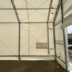 Namiot magazynowy 6x21.30m GS207016Namiot magazynowy z dwuspadowym dachem 6x20 m – Wszechstronność i wytrzymałość
Namiot magazynowy z dwuspadowym dachem o wymiarach 6x20 m to doskonałe rozwiązanie dla przedsiębiorców i rolników poszukujących elastycznej, a jednocześnie trwałej przestrzeni magazynowej. Tego rodzaju namiotowa hala magazynowa sprawdzi się zarówno w krótkoterminowym, jak i długoterminowym użytkowaniu, oferując przestrzeń idealną do produkcji lub przechowywania towarów, maszyn czy surowców. Namiot magazynowy został zaprojektowany z myślą o jak najwyższej funkcjonalności i prostocie montażu, dlatego z powodzeniem można go zainstalować samodzielnie bez potrzeby wynajmowania specjalistycznej ekipy montażowej.
Duże bramy wjazdowe Komfort użytkowania!
Namiot magazynowy jest wyposażony w 2 duże bramy wjazdowe które są uwieszone na każdej ścianie szczytowej.
Dostawa namiotu magazynowego w ciągu 2-3 dni na terenie całej Europy!
 Namiot magazynowy 6x21.30m GS207016Namiot magazynowy z dwuspadowym dachem 6x20 m – Wszechstronność i wytrzymałość
Namiot magazynowy z dwuspadowym dachem o wymiarach 6x20 m to doskonałe rozwiązanie dla przedsiębiorców i rolników poszukujących elastycznej, a jednocześnie trwałej przestrzeni magazynowej. Tego rodzaju namiotowa hala magazynowa sprawdzi się zarówno w krótkoterminowym, jak i długoterminowym użytkowaniu, oferując przestrzeń idealną do produkcji lub przechowywania towarów, maszyn czy surowców. Namiot magazynowy został zaprojektowany z myślą o jak najwyższej funkcjonalności i prostocie montażu, dlatego z powodzeniem można go zainstalować samodzielnie bez potrzeby wynajmowania specjalistycznej ekipy montażowej.
Duże bramy wjazdowe Komfort użytkowania!
Namiot magazynowy jest wyposażony w 2 duże bramy wjazdowe które są uwieszone na każdej ścianie szczytowej.
Dostawa namiotu magazynowego w ciągu 2-3 dni na terenie całej Europy!