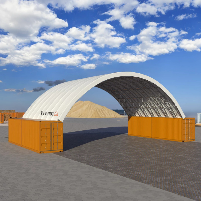 Zadaszenie pomiędzy kontenerami morskimi GSC5940C 18×12 m




Konstrukcja i materiały
Zadaszenie kontenerowe GSC5940C o wymiarach 18x12 m wykonane jest z ocynkowanej stali, co zapewnia odporność na korozję oraz długą żywotność. Dodatkowe skośne rozpory w pierwszej i ostatniej parze łuków zwiększają wytrzymałość konstrukcji. Dach wykonany jest z mocnej tkaniny PVC o gramaturze 900 g/m², co gwarantuje doskonałą ochronę przed wilgocią oraz promieniami UV.
Kluczowe cechy:

Stal ocynkowana – odporna na rdzę, trwała i stabilna
Plandeka PVC 900 g/m² – wodoodporna, odporna na UV i trudnopalna
Możliwość przedłużania do 18, 24, 30, 36 m
Podwójna rama kratownicowa – zwiększona sztywność konstrukcji
Wzmocniona konstrukcja – dodatkowe podpory i rozpory poprawiają stabilność
Zamknięcia szczytowe – ochrona przechowywanych materiałów przed czynnikami zewnętrznymi

Zastosowanie zadaszenia montowanego pomiędzy kontenerami morskimi 18x12 m
Dzięki swojej modułowej konstrukcji, zadaszenie kontenerowe GSC5940C 18x12m znajduje zastosowanie w wielu branżach. Może pełnić funkcję magazynu, osłony dla maszyn i pojazdów, a także miejsca pracy lub zaplecza socjalnego dla pracowników.

Przemysł i budownictwo – magazyny, przestrzeń dla sprzętu budowlanego
Rolnictwo – składowanie paszy, nawozów i maszyn rolniczych
Recykling i odpady – boksy na piasek, sól, sortownie
Transport i logistyka – osłona dla pojazdów i towarów
Serwis i naprawy – zadaszenie dla mobilnych warsztatów

Zalety zadaszenia kontenerowego GSC5940C

Wytrzymałość i trwałość – solidna konstrukcja stalowa i wysokiej jakości plandeka PVC gwarantują wieloletnie użytkowanie.
Ochrona przed warunkami atmosferycznymi – skuteczna osłona przed deszczem, śniegiem i promieniowaniem słonecznym.
Łatwość montażu – modułowa budowa pozwala na szybki montaż i demontaż oraz łatwe przenoszenie.
Wszechstronność – szerokie zastosowanie w różnych branżach i elastyczność w dostosowaniu do potrzeb.

Dostosowanie do indywidualnych potrzeb
Nasze zadaszenia można łączyć modułowo, tworząc dowolnie dużą powierzchnię magazynową. Istnieje możliwość wyboru koloru plandeki PVC oraz dodania dodatkowych elementów, takich jak ściany boczne, tylne czy brama wjazdowa podnoszona wyciągarką.
Podsumowanie
Zadaszenie montowane na dachach kontenerów morskich  GSC5940C 18x12m to funkcjonalne i niezawodne rozwiązanie, które skutecznie chroni przestrzeń magazynową i roboczą. Dzięki solidnej konstrukcji, trwałym materiałom oraz możliwości dopasowania do indywidualnych wymagań, stanowi doskonały wybór dla firm z różnych sektorów. Zamknięcia szczytowe dodatkowo zwiększają ochronę przechowywanych towarów, co czyni ten produkt jeszcze bardziej praktycznym.










