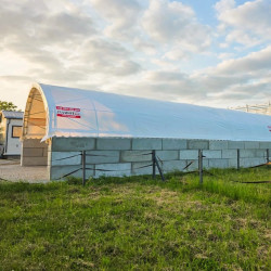 Obora namiotowa na bydło opasowe 12x24 mTrwała konstrukcja i komfortowe warunki dla zwierząt
Obora namiotowa składa się z ramy stalowej wykonanej z ocynkowanych profili, które są odporne na korozję i przeznaczone do pracy w trudnych warunkach rolniczych. Dodatkowe wzmocnienia w postaci podwójnych łuków oraz płatwi poprzecznych nadają konstrukcji wysoką sztywność i odporność na obciążenia wiatrowe i śniegowe. Pokrycie z plandeki PVC 900 g/m² chroni zwierzęta przed opadami, promieniowaniem UV oraz wiatrem, zapewniając jednocześnie dobrą wentylację i dostęp światła dziennego.Dzięki otwartej bryle konstrukcji oraz wysokiemu prześwitowi wewnętrznemu, hodowca może swobodnie rozplanować przestrzeń – od stref karmienia, przez legowiska, aż po miejsce do przejazdu sprzętu. Obiekt sprawdza się zarówno w systemach wolnostanowiskowych, jak i półotwartych. W razie potrzeby, wiata może być sezonowo zamykana plandekami bocznymi.
Aspekt ekonomiczny – taniej niż budowa murowanej obory
Koszt zakupu i montażu obory namiotowej dla bydła opasowego 15×24 m jest kilkukrotnie niższy niż budowa tradycyjnej obory murowanej. Oszczędności wynikają nie tylko z niższych kosztów materiałowych, ale również z braku konieczności wykonywania fundamentów, wylewek, izolacji czy angażowania ekip budowlanych. Wiata może być posadowiona na prefabrykowanych blokach betonowych, które pełnią funkcję muru i podstawy – bez konieczności uzyskiwania pozwolenia na budowę w większości przypadków.Dodatkową zaletą jest czas realizacji – od zamówienia do montażu mija zazwyczaj zaledwie kilka dni roboczych. Dzięki możliwości samodzielnego montażu, rolnik oszczędza również na robociźnie. To inwestycja, która zwraca się już w pierwszych sezonach użytkowania.
Szybki montaż i uniwersalne zastosowanie
Wiata została zaprojektowana z myślą o samodzielnym montażu przez gospodarza. Konstrukcja modułowa i logiczne oznaczenie elementów pozwala przeprowadzić cały proces przy użyciu podstawowych narzędzi, bez konieczności spawania czy prac ziemnych. Szczegółowa instrukcja oraz filmy instruktażowe dostępne online ułatwiają złożenie konstrukcji krok po kroku.Wiata dla bydła może być wykorzystywana nie tylko jako przestrzeń dla bydła opasowego, ale również jako sezonowy magazyn pasz, sprzętu lub słomy. Jej modułowość umożliwia rozbudowę w przyszłości, a w razie potrzeby – demontaż i przeniesienie w inne miejsce w gospodarstwie.Podsumowanie – solidne rozwiązanie w rozsądnej cenieObora na bydło opasowe 15×24 m to nowoczesna i oszczędna odpowiedź na potrzeby współczesnego rolnictwa. Solidna konstrukcja stalowa, wytrzymała plandeka, możliwość posadowienia na betonowych blokach oraz szybki i prosty montaż sprawiają, że produkt ten cieszy się rosnącym zainteresowaniem wśród hodowców.Jeśli zależy Ci na trwałości, funkcjonalności i niskich kosztach inwestycyjnych – ta wiata to doskonały wybór.Skontaktuj się z nami i zamów gotowy zestaw już dziś – bez formalności, bez przestojów, bez kompromisów. Obora namiotowa na bydło opasowe 12x24 mTrwała konstrukcja i komfortowe warunki dla zwierząt
Obora namiotowa składa się z ramy stalowej wykonanej z ocynkowanych profili, które są odporne na korozję i przeznaczone do pracy w trudnych warunkach rolniczych. Dodatkowe wzmocnienia w postaci podwójnych łuków oraz płatwi poprzecznych nadają konstrukcji wysoką sztywność i odporność na obciążenia wiatrowe i śniegowe. Pokrycie z plandeki PVC 900 g/m² chroni zwierzęta przed opadami, promieniowaniem UV oraz wiatrem, zapewniając jednocześnie dobrą wentylację i dostęp światła dziennego.Dzięki otwartej bryle konstrukcji oraz wysokiemu prześwitowi wewnętrznemu, hodowca może swobodnie rozplanować przestrzeń – od stref karmienia, przez legowiska, aż po miejsce do przejazdu sprzętu. Obiekt sprawdza się zarówno w systemach wolnostanowiskowych, jak i półotwartych. W razie potrzeby, wiata może być sezonowo zamykana plandekami bocznymi.
Aspekt ekonomiczny – taniej niż budowa murowanej obory
Koszt zakupu i montażu obory namiotowej dla bydła opasowego 15×24 m jest kilkukrotnie niższy niż budowa tradycyjnej obory murowanej. Oszczędności wynikają nie tylko z niższych kosztów materiałowych, ale również z braku konieczności wykonywania fundamentów, wylewek, izolacji czy angażowania ekip budowlanych. Wiata może być posadowiona na prefabrykowanych blokach betonowych, które pełnią funkcję muru i podstawy – bez konieczności uzyskiwania pozwolenia na budowę w większości przypadków.Dodatkową zaletą jest czas realizacji – od zamówienia do montażu mija zazwyczaj zaledwie kilka dni roboczych. Dzięki możliwości samodzielnego montażu, rolnik oszczędza również na robociźnie. To inwestycja, która zwraca się już w pierwszych sezonach użytkowania.
Szybki montaż i uniwersalne zastosowanie
Wiata została zaprojektowana z myślą o samodzielnym montażu przez gospodarza. Konstrukcja modułowa i logiczne oznaczenie elementów pozwala przeprowadzić cały proces przy użyciu podstawowych narzędzi, bez konieczności spawania czy prac ziemnych. Szczegółowa instrukcja oraz filmy instruktażowe dostępne online ułatwiają złożenie konstrukcji krok po kroku.Wiata dla bydła może być wykorzystywana nie tylko jako przestrzeń dla bydła opasowego, ale również jako sezonowy magazyn pasz, sprzętu lub słomy. Jej modułowość umożliwia rozbudowę w przyszłości, a w razie potrzeby – demontaż i przeniesienie w inne miejsce w gospodarstwie.Podsumowanie – solidne rozwiązanie w rozsądnej cenieObora na bydło opasowe 15×24 m to nowoczesna i oszczędna odpowiedź na potrzeby współczesnego rolnictwa. Solidna konstrukcja stalowa, wytrzymała plandeka, możliwość posadowienia na betonowych blokach oraz szybki i prosty montaż sprawiają, że produkt ten cieszy się rosnącym zainteresowaniem wśród hodowców.Jeśli zależy Ci na trwałości, funkcjonalności i niskich kosztach inwestycyjnych – ta wiata to doskonały wybór.Skontaktuj się z nami i zamów gotowy zestaw już dziś – bez formalności, bez przestojów, bez kompromisów.