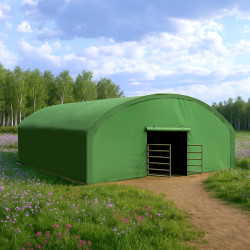Ściana przednia do zagrody 12x12 mWykonana z wytrzymałej plandeki PVC o gramaturze 900 g/m², odpornej na warunki atmosferyczne i intensywne użytkowanie. W centralnej części znajduje się zintegrowane wejście zamykane na rzepy, które można łatwo zrolować do góry – umożliwia to szybki dostęp do wnętrza bez konieczności demontażu całej ściany.
Montaż możliwy we własnym zakresie – konstrukcja dostosowana do samodzielnego montowania na profilu zagrody. To świetny wybór dla osób, które chcą elastycznie zarządzać przestrzenią hodowlaną, bez trwałych zmian w konstrukcji.

Idealna do stosowania przez cały rok – zapewnia lepsze warunki w sezonie zimowym oraz ogranicza nasłonecznienie i kurz w cieplejszych miesiącach.