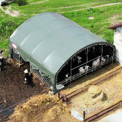 Zagroda dla zwierząt 10x10 m GSCT3232 PremiumSolidna i odporna konstrukcja oparta na podwójnej ramie kratownicowej.
Model GSCT3232 Premium wyróżnia się wyjątkową stabilnością dzięki zastosowaniu podwójnej ramy kratownicowej. W porównaniu do konkurencji dodatkowo dołożone są stężenia z rur stalowych, które wzmacniają całą konstrukcję zagrody dla bydła. Ta innowacyjna zapewnia maksymalną wytrzymałość i równomierne rozłożenie obciążeń, co jest kluczowe przy dużych wymiarach zagrody pastwiskowej. Dzięki kratownicowej budowie i dodatkowym stężaniom, zagroda jest odporna na silne wiatry oraz inne trudne warunki atmosferyczne, co sprawia, że jest to inwestycja na lata, niezależnie od intensywności eksploatacji.
Plandeka PVC 900 g/m² – pełna ochrona
Zagroda 10x10 m jest wyposażona w plandekę PVC o gramaturze 900 g/m², która zapewnia doskonałą ochronę przed deszczem, wiatrem, śniegiem i promieniowaniem UV. Wytrzymała plandeka chroni zwierzęta przed ekstremalnymi warunkami pogodowymi, co czyni zagrodę idealnym rozwiązaniem na każdą porę roku. Materiał ten jest odporny na przetarcia i uszkodzenia, co dodatkowo podnosi jego trwałość.
Podnoszone boki – elastyczność i komfort
Podobnie jak w mniejszych modelach, zagroda dla bydła GSCT3232 Premium posiada podnoszone boki.  Dzięki tej funkcji, hodowcy mogą swobodnie regulować przepływ powietrza, co jest niezwykle istotne w gorących miesiącach, zapewniając zwierzętom odpowiednią wentylację.
Przestrzeń dla większych stad
Zagroda dla koni 10x10 m to idealny wybór dla hodowców, którzy muszą zapewnić miejsce dla większych stad zwierząt. Pomieści do 8 -10 koni lub 8 -10 krów, oferując wyjątkowo dużo miejsca, co sprawia, że zwierzęta mogą poruszać się swobodnie i przebywać w komfortowych warunkach. Zagroda pastwiskowa dla koni ta doskonale sprawdzi się także dla innych zwierząt hodowlanych, takich jak owce, kozy czy bydło. Dzięki dużej powierzchni, możliwe jest wygodne rozmieszczenie paszy i wody, co minimalizuje stres zwierząt i wspiera ich dobrostan.
Łatwy montaż i wsparcie w instrukcjach
Pomimo swoich dużych rozmiarów, zagroda dla bydła GSCT3232 Premium jest łatwa w montażu. Dzięki załączonej instrukcji montażu każdy hodowca może samodzielnie złożyć zagrodę, bez konieczności korzystania z pomocy zewnętrznych fachowców. Na naszym kanale YouTube dostępne są także filmy instruktażowe, które krok po kroku pokazują cały proces montażu, co dodatkowo ułatwia zadanie. Zagrodę dla krów można również łatwo zdemontować i przenieść w inne miejsce, co czyni ją bardzo elastycznym rozwiązaniem.
Wszechstronne zastosowanie
Zagroda dla zwierząt 10x10 m Premium nie tylko doskonale sprawdza się jako przestrzeń dla zwierząt hodowlanych, ale również może być wykorzystywana do przechowywania sprzętu rolniczego, paszy czy innych materiałów, które wymagają ochrony przed warunkami atmosferycznymi. Duża przestrzeń użytkowa oraz solidna konstrukcja sprawiają, że zagroda może pełnić różnorodne funkcje w gospodarstwie.
Zainwestuj jakość Premium w Rolnictwie
Inwestując w zagrodę dla zwierząt 10x10 m GSCT3232 Premium, wybierasz najwyższą jakość, funkcjonalność i trwałość. To produkt zaprojektowany z myślą o hodowcach, którzy potrzebują niezawodnego rozwiązania zapewniającego komfort i bezpieczeństwo dla swoich zwierząt. Zagroda pastwiskowe dla krów Premium to solidności, trwałości oraz innowacyjnych rozwiązań, które ułatwią codzienną pracę i zagwarantują długowieczność konstrukcji.Nie czekaj – zainwestuj w najwyższej jakości zagrodę dla zwierząt 10x10 m i zapewnij sobie oraz swoim zwierzętom komfort, na jaki zasługujecie! Zagroda dla zwierząt 10x10 m GSCT3232 PremiumSolidna i odporna konstrukcja oparta na podwójnej ramie kratownicowej.
Model GSCT3232 Premium wyróżnia się wyjątkową stabilnością dzięki zastosowaniu podwójnej ramy kratownicowej. W porównaniu do konkurencji dodatkowo dołożone są stężenia z rur stalowych, które wzmacniają całą konstrukcję zagrody dla bydła. Ta innowacyjna zapewnia maksymalną wytrzymałość i równomierne rozłożenie obciążeń, co jest kluczowe przy dużych wymiarach zagrody pastwiskowej. Dzięki kratownicowej budowie i dodatkowym stężaniom, zagroda jest odporna na silne wiatry oraz inne trudne warunki atmosferyczne, co sprawia, że jest to inwestycja na lata, niezależnie od intensywności eksploatacji.
Plandeka PVC 900 g/m² – pełna ochrona
Zagroda 10x10 m jest wyposażona w plandekę PVC o gramaturze 900 g/m², która zapewnia doskonałą ochronę przed deszczem, wiatrem, śniegiem i promieniowaniem UV. Wytrzymała plandeka chroni zwierzęta przed ekstremalnymi warunkami pogodowymi, co czyni zagrodę idealnym rozwiązaniem na każdą porę roku. Materiał ten jest odporny na przetarcia i uszkodzenia, co dodatkowo podnosi jego trwałość.
Podnoszone boki – elastyczność i komfort
Podobnie jak w mniejszych modelach, zagroda dla bydła GSCT3232 Premium posiada podnoszone boki.  Dzięki tej funkcji, hodowcy mogą swobodnie regulować przepływ powietrza, co jest niezwykle istotne w gorących miesiącach, zapewniając zwierzętom odpowiednią wentylację.
Przestrzeń dla większych stad
Zagroda dla koni 10x10 m to idealny wybór dla hodowców, którzy muszą zapewnić miejsce dla większych stad zwierząt. Pomieści do 8 -10 koni lub 8 -10 krów, oferując wyjątkowo dużo miejsca, co sprawia, że zwierzęta mogą poruszać się swobodnie i przebywać w komfortowych warunkach. Zagroda pastwiskowa dla koni ta doskonale sprawdzi się także dla innych zwierząt hodowlanych, takich jak owce, kozy czy bydło. Dzięki dużej powierzchni, możliwe jest wygodne rozmieszczenie paszy i wody, co minimalizuje stres zwierząt i wspiera ich dobrostan.
Łatwy montaż i wsparcie w instrukcjach
Pomimo swoich dużych rozmiarów, zagroda dla bydła GSCT3232 Premium jest łatwa w montażu. Dzięki załączonej instrukcji montażu każdy hodowca może samodzielnie złożyć zagrodę, bez konieczności korzystania z pomocy zewnętrznych fachowców. Na naszym kanale YouTube dostępne są także filmy instruktażowe, które krok po kroku pokazują cały proces montażu, co dodatkowo ułatwia zadanie. Zagrodę dla krów można również łatwo zdemontować i przenieść w inne miejsce, co czyni ją bardzo elastycznym rozwiązaniem.
Wszechstronne zastosowanie
Zagroda dla zwierząt 10x10 m Premium nie tylko doskonale sprawdza się jako przestrzeń dla zwierząt hodowlanych, ale również może być wykorzystywana do przechowywania sprzętu rolniczego, paszy czy innych materiałów, które wymagają ochrony przed warunkami atmosferycznymi. Duża przestrzeń użytkowa oraz solidna konstrukcja sprawiają, że zagroda może pełnić różnorodne funkcje w gospodarstwie.
Zainwestuj jakość Premium w Rolnictwie
Inwestując w zagrodę dla zwierząt 10x10 m GSCT3232 Premium, wybierasz najwyższą jakość, funkcjonalność i trwałość. To produkt zaprojektowany z myślą o hodowcach, którzy potrzebują niezawodnego rozwiązania zapewniającego komfort i bezpieczeństwo dla swoich zwierząt. Zagroda pastwiskowe dla krów Premium to solidności, trwałości oraz innowacyjnych rozwiązań, które ułatwią codzienną pracę i zagwarantują długowieczność konstrukcji.Nie czekaj – zainwestuj w najwyższej jakości zagrodę dla zwierząt 10x10 m i zapewnij sobie oraz swoim zwierzętom komfort, na jaki zasługujecie!