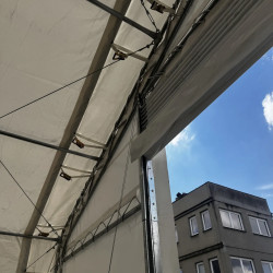 Палатка для хранения 10x10 м GS333317Палатка для хранения 10x10 м GS333317
Складской тент серии GS33 с высотой пика 5,2 м и шириной 10 м - идеальное решение для частных лиц и компаний, которым требуется складское помещение с универсальным использованием. Благодаря прочной конструкции и высококачественным материалам, использованным при ее изготовлении, этот тент можно использовать в различных погодных условиях, обеспечивая надежное укрытие для хранящихся товаров, техники или автомобилей. Шатер шириной 10 м идеально подходит для использования в качестве складского помещения на строительных площадках, фермах или в промышленности. Это также практичное решение в ситуациях, когда быстро требуется дополнительное место для временного хранения. Данная модель складского шатра регулярно появляется на нашем складе. Мы отправляем товары в течение 2 рабочих дней по Польше и в течение 2-4 рабочих дней по Европе.
