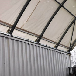 Zadaszenia konteneroweZadaszenie kontenerowe QH - szybki montaż bez spawania!
Zadaszenie kontenerowe C4020QH o powierzchni 72 m² to solidne, mobilne rozwiązanie, które idealnie nadaje się do zabezpieczenia przestrzeni pomiędzy kontenerami. Konstrukcja ta stanowi doskonałą ochronę przed niekorzystnymi warunkami atmosferycznymi, takimi jak deszcz, śnieg czy intensywne promieniowanie UV. Zadaszenie C4020QH zapewnia bezpieczne miejsce do przechowywania towarów, sprzętu lub materiałów budowlanych, a także może być wykorzystywane jako przestrzeń robocza.
Zadaszenia kontenerowe z serii QH nie wymagają spawania. Dzięki systemowi montażowemu, który jest oparty o system klamr montażowych nasze zadaszenie jest jeszcze prostsze w montażu. Specjalne uchwyt są przykręcane do elementów konstrukcyjnych kontenerów morskich, dzięki temu nie musisz spawać zadaszenia do dachu kontenera morskiego. Dzięki temu skróciliśmy wydatnie czas montażu zadaszenia oraz ułatwiliśmy demontaż.
Zadaszenia konteneroweZadaszenie kontenerowe QH - szybki montaż bez spawania!
Zadaszenie kontenerowe C4020QH o powierzchni 72 m² to solidne, mobilne rozwiązanie, które idealnie nadaje się do zabezpieczenia przestrzeni pomiędzy kontenerami. Konstrukcja ta stanowi doskonałą ochronę przed niekorzystnymi warunkami atmosferycznymi, takimi jak deszcz, śnieg czy intensywne promieniowanie UV. Zadaszenie C4020QH zapewnia bezpieczne miejsce do przechowywania towarów, sprzętu lub materiałów budowlanych, a także może być wykorzystywane jako przestrzeń robocza.
Zadaszenia kontenerowe z serii QH nie wymagają spawania. Dzięki systemowi montażowemu, który jest oparty o system klamr montażowych nasze zadaszenie jest jeszcze prostsze w montażu. Specjalne uchwyt są przykręcane do elementów konstrukcyjnych kontenerów morskich, dzięki temu nie musisz spawać zadaszenia do dachu kontenera morskiego. Dzięki temu skróciliśmy wydatnie czas montażu zadaszenia oraz ułatwiliśmy demontaż.