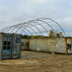 Zadaszenie kontenerowe C3040QH 9×12 mZadaszenie kontenerowe QH - szybki montaż bez spawania!
Zadaszenie kontenerowe C3040QH o powierzchni 108 m² to solidne, mobilne rozwiązanie, które idealnie nadaje się do zabezpieczenia przestrzeni pomiędzy kontenerami. Konstrukcja ta stanowi doskonałą ochronę przed niekorzystnymi warunkami atmosferycznymi, takimi jak deszcz, śnieg czy intensywne promieniowanie UV. Zadaszenie C3040QH zapewnia bezpieczne miejsce do przechowywania towarów, sprzętu lub materiałów budowlanych, a także może być wykorzystywane jako przestrzeń robocza.
Zadaszenia kontenerowe z serii QH nie wymagają spawania. Dzięki systemowi opartemu na klamrach montażowych, nasze zadaszenie jest jeszcze łatwiejsze w instalacji. Specjalne uchwyty są przykręcane do elementów konstrukcyjnych kontenerów morskich, dzięki temu nie musisz spawać zadaszenia do dachu kontenera morskiego. Dzięki temu skróciliśmy wydatnie czas montażu zadaszenia oraz ułatwiliśmy demontaż.
Zadaszenie kontenerowe C3040QH 9×12 mZadaszenie kontenerowe QH - szybki montaż bez spawania!
Zadaszenie kontenerowe C3040QH o powierzchni 108 m² to solidne, mobilne rozwiązanie, które idealnie nadaje się do zabezpieczenia przestrzeni pomiędzy kontenerami. Konstrukcja ta stanowi doskonałą ochronę przed niekorzystnymi warunkami atmosferycznymi, takimi jak deszcz, śnieg czy intensywne promieniowanie UV. Zadaszenie C3040QH zapewnia bezpieczne miejsce do przechowywania towarów, sprzętu lub materiałów budowlanych, a także może być wykorzystywane jako przestrzeń robocza.
Zadaszenia kontenerowe z serii QH nie wymagają spawania. Dzięki systemowi opartemu na klamrach montażowych, nasze zadaszenie jest jeszcze łatwiejsze w instalacji. Specjalne uchwyty są przykręcane do elementów konstrukcyjnych kontenerów morskich, dzięki temu nie musisz spawać zadaszenia do dachu kontenera morskiego. Dzięki temu skróciliśmy wydatnie czas montażu zadaszenia oraz ułatwiliśmy demontaż.