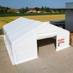 Namiot magazynowy 10x15.25 m GS335017Namiot magazynowy 10x15 m GS331517
Namiot magazynowy z serii GS33 o wysokości 5,2 m w szczycie i szerokości 10 metrów, to doskonałe rozwiązanie dla osób i firm poszukujących przestrzeni magazynowej o wszechstronnym zastosowaniu. Dzięki trwałej konstrukcji i wysokiej jakości materiałom użytym do jego produkcji, namiot ten może być wykorzystywany w różnych warunkach pogodowych, stanowiąc niezawodną osłonę dla składowanych towarów, maszyn, czy pojazdów. Hala namiotowa o szerokości 10m  idealnie sprawdzi się zarówno jako przestrzeń magazynowa na placach budowy, w gospodarstwach rolnych, jak i w przemyśle. Jest on również praktycznym rozwiązaniem w sytuacjach, gdzie potrzebna jest szybko dodatkowa, tymczasowa powierzchnia magazynowa. Ten modelu namiotu magazynowego jest dostępny na bieżąco z naszego magazynu. Wysyłkę towaru realizujemy w ciągu 2 dni roboczych na ternie Polski a na terenie Europy w ciągu 2-4 dni roboczych. 