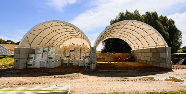 Jakie są zastosowania zadaszeń kontenerowych na blokach betonowych?